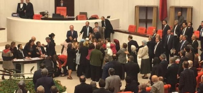 Kendini Meclis kürsüsüne kelepçeleyen Nazlıaka'ya müdahale