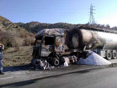 Soda yüklü tanker hareket halindeyken alev alıp yandı