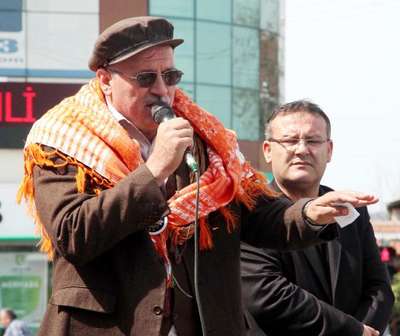 MHP'li aday adayı 'bozkurt'u 'rockçı' işaretiyle karıştırdı