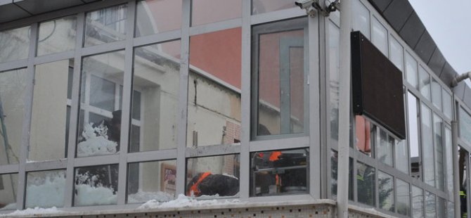 Cami girişinde bulunan çatı çöktü