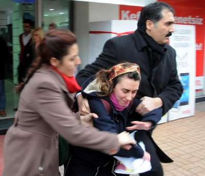 AK Parti binasına yumurta atan 3 üniversiteliye gözaltı