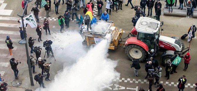 AB Konseyi'ne 'süt tozu' ile protesto