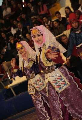 Madde bağımlılığına zeybekle dikkat çektiler