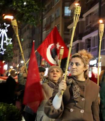 CHP'liler meşalelerle yürüdü