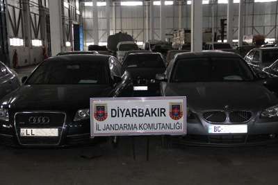 Diyarbakır'da yasadışı yollarla ülkeye sokulan 8 lüks araç ele geçirildi