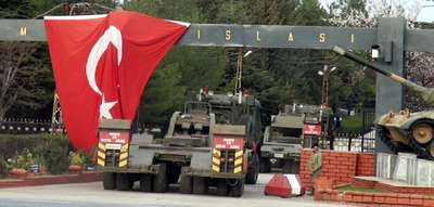 Sınıra zırhlı araç taşıyan askeri TIR'lar döndü