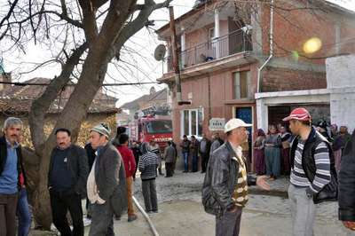 İki kat ahşap ev yangında küle döndü