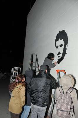 Kampüse Ali İsmail Korkmaz'ın portresi yapıldı, heykelinin yanında dilek feneri uçuruldu