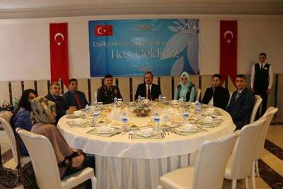 Hakkari Valisi Canbolat, şehit aileleriyle yemekte bir araya geldi