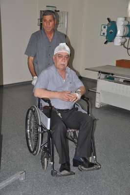 Uyanmayan oğlunu öldü sanınca doktoru sopayla dövdü