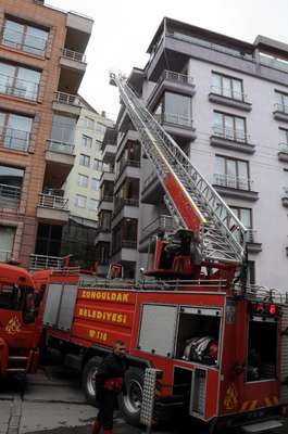 5 katlı apartmanda çatı yangını