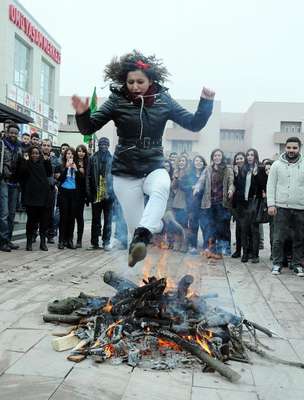 OMÜ'de nevruz ateşi yakıldı