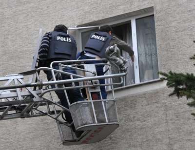 Bıçaklı şizofren hastasına polis müdahalesi