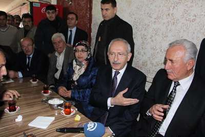 Kılıçdaroğlu, Elazığ'da Şeyh Ali Septi'nin türbesini ziyaret edip, halktan destek istedi (2)
