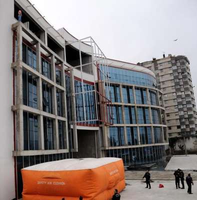 Parasını alamadı, soyunup çalıştığı hastane inşaatına çıktı