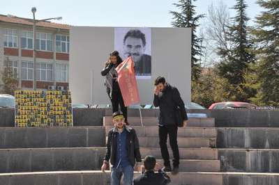 Üniversite kampusunda nevruz kutlaması