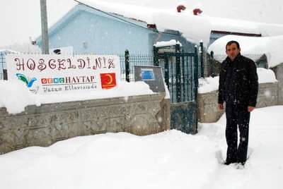 AÇ KALAN YAVRU KURT KORUMA ALTINA ALINDI