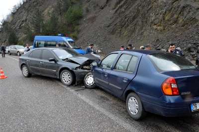 Karabük'te 2 otomobil çarpıştı: 3 yaralı