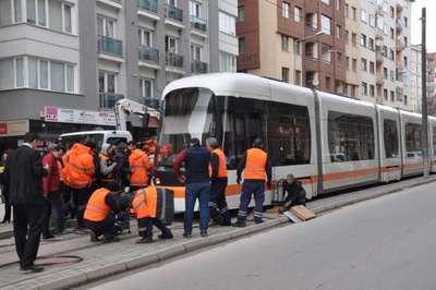 Kendini tramvayın önüne böyle attı
