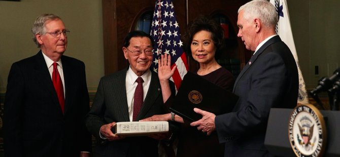 Trump'ın bakanı kameralara bakmaktan imzayı unuttu