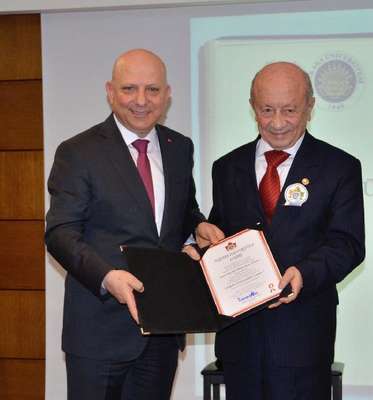 Prof. Dr. Hikmet Sami Türk'e 'Ankara Üniversitesi Çınarı' unvanı verildi