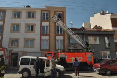 Evde kilitli kalan 13 yaşındaki kızı itfaiye ekipleri 3'üncü kattan indirdi