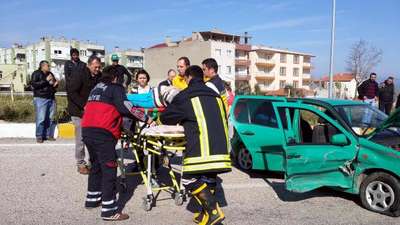 Kavşakta iki otomobil çarpıştı: 1'i hamile 7 yaralı