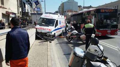 Hasta nakil ambulansı kaza yaptı: 3 yaralı
