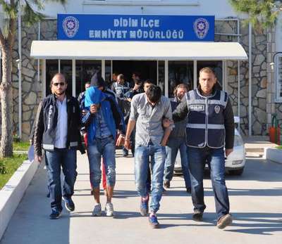 Didim'de, insan kaçakçılığı ile hırsızlığa 7 gözaltı
