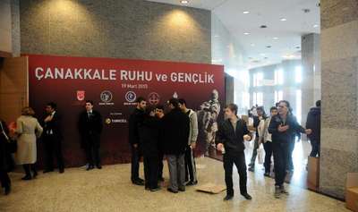 "Çanakkale Ruhu ve Gençlik" toplantısının yapıldığı kongre merkezinde "yakışıksız" görüntüler