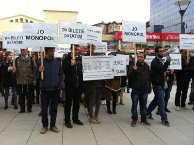 Öğrenciler otobüs bilet fiyatlarını protesto etti