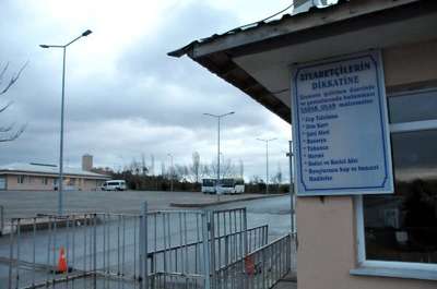 Cezaevine ziyarete gelen eşinin boğazını kesip öldürdü