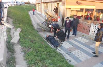 Devrilen traktörün altında kalıp yaralandı