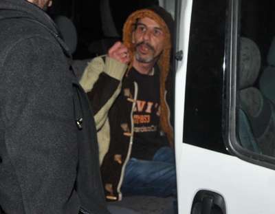 Uzaklaştırma cezası olan koca eve gidip eşini dövdü