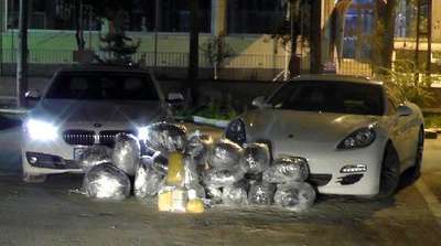 Adana'da lüks otomobillerden 107 kilo esrar çıktı