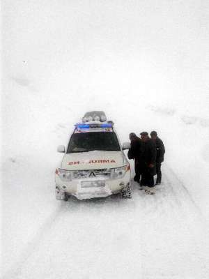 Bahçesaray yoluna çığ düştü: 3 kişilik sağlık ekibi mahsur kaldı(2)