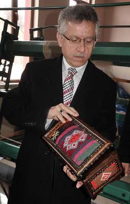 Kilim dokumayı öğrenip, hediyelik eşya olarak satacaklar