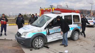 Otomobil polis aracına çarptı: 3 polis yaralı