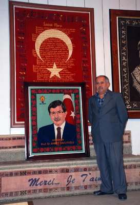 Başbakan Davutoğlu'nun portresini halıya dokudu