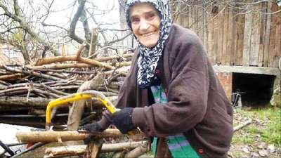 Rüveyde Nine, çorap örüyor, odun kesiyor