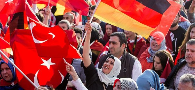 Almanya'daki Türkler çelişki içerisinde