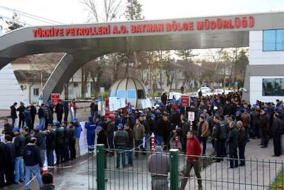 BATMAN'DA PETROL İŞÇİLERİNDEN EYLEM