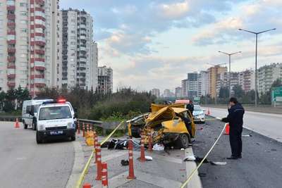 TIR, otomobile çarptı: 1 ölü, 4 yaralı