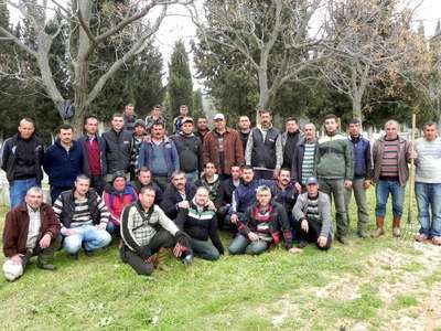Ödemiş'te mezarlıkları hükümlüler temizliyor