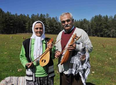 20 yıllık çift, 10 yıldır kemane çalıp türkü söylüyor