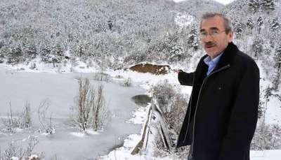 Çiçek açan ağaçlar karla kaplandı