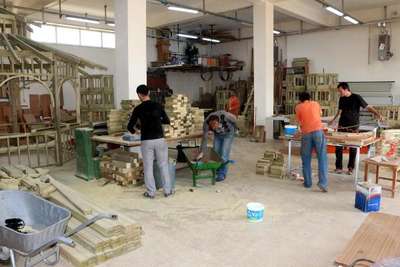 Mahkumlar, ormanlara piknik masası ve kamelya yapıyor