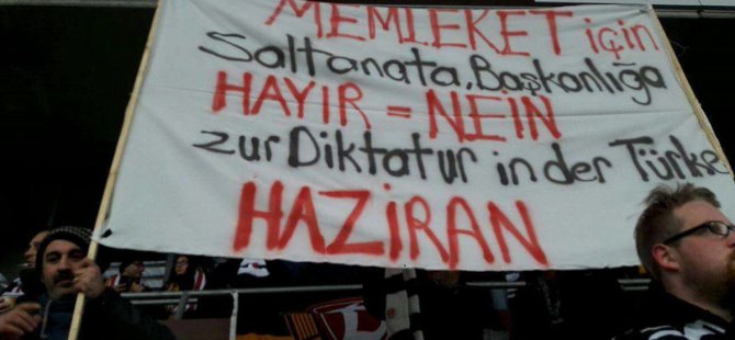 Alman futbol maçında 'hayır' pankartı
