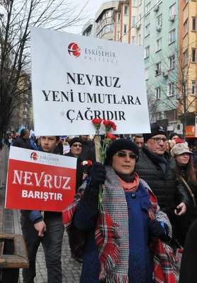 Eskişehir'de kar yağışı altında Nevruz kutlaması