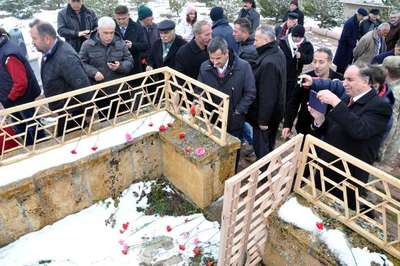 Aşık Veysel, mezarı başında anıldı